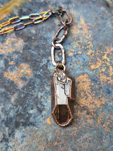 Carica l'immagine nel visualizzatore di Gallery, Collana a Y in Rame Materico e Pendente Cocoon in Quarzo Fumé

