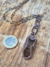 Carica l'immagine nel visualizzatore di Gallery, Collana a Y in Rame Materico e Pendente Cocoon in Quarzo Fumé
