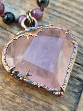 Carica l'immagine nel visualizzatore di Gallery, Il Custode del Cuore: Collana in Quarzo Rosa, Rame e Tormalina
