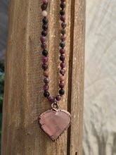 Carica l'immagine nel visualizzatore di Gallery, Il Custode del Cuore: Collana in Quarzo Rosa, Rame e Tormalina
