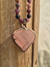 Carica l'immagine nel visualizzatore di Gallery, Il Custode del Cuore: Collana in Quarzo Rosa, Rame e Tormalina
