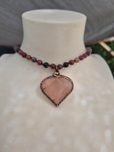 Carica l'immagine nel visualizzatore di Gallery, Il Custode del Cuore: Collana in Quarzo Rosa, Rame e Tormalina
