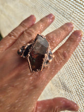 Carica l'immagine nel visualizzatore di Gallery, Anello Scultura in Rame, Legno di Bosco e Quarzo Lodolite Sciamanico — Pezzo Unico (Misura 23)
