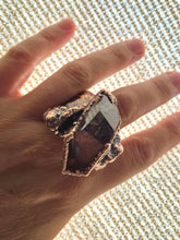 Carica l'immagine nel visualizzatore di Gallery, Anello Scultura in Rame, Legno di Bosco e Quarzo Lodolite Sciamanico — Pezzo Unico (Misura 23)
