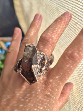 Carica l'immagine nel visualizzatore di Gallery, Anello Scultura in Rame, Legno di Bosco e Quarzo Lodolite Sciamanico — Pezzo Unico (Misura 23)
