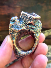 Carica l'immagine nel visualizzatore di Gallery, Anello Scultura in Rame, Legno di Bosco e Quarzo Lodolite Sciamanico — Pezzo Unico (Misura 23)
