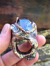 Carica l'immagine nel visualizzatore di Gallery, Anello Scultura in Rame, Legno di Bosco e Quarzo Lodolite Sciamanico — Pezzo Unico (Misura 23)
