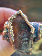Carica l'immagine nel visualizzatore di Gallery, Anello Scultura in Rame, Legno di Bosco e Quarzo Lodolite Sciamanico — Pezzo Unico (Misura 23)
