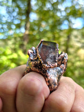 Carica l'immagine nel visualizzatore di Gallery, Anello Scultura in Rame, Legno di Bosco e Quarzo Lodolite Sciamanico — Pezzo Unico (Misura 23)

