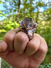 Carica l'immagine nel visualizzatore di Gallery, Anello Scultura in Rame, Legno di Bosco e Quarzo Lodolite Sciamanico — Pezzo Unico (Misura 23)
