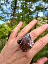Carica l'immagine nel visualizzatore di Gallery, Anello Scultura in Rame, Legno di Bosco e Quarzo Lodolite Sciamanico — Pezzo Unico (Misura 23)
