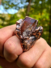 Carica l'immagine nel visualizzatore di Gallery, Anello Scultura in Rame, Legno di Bosco e Quarzo Lodolite Sciamanico — Pezzo Unico (Misura 23)
