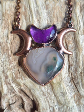 Carica l'immagine nel visualizzatore di Gallery, "Amuleto Kore Eliodor: ciondolo artigianale con falce di luna in ametista e goccia di agata muschiata per la rinascita spirituale"
