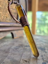 Carica l'immagine nel visualizzatore di Gallery, Dettaglio-cristallo-biterminato-naturale-trasparenza-oro-rarita-geologica
