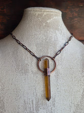 Carica l'immagine nel visualizzatore di Gallery, Donna-meditazione-talismano-citrino-grezzo-eleganza-spirituale
