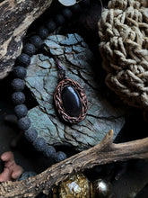 Carica l'immagine nel visualizzatore di Gallery, L’Amuleto della Tessitrice: Ossidiana Arcobaleno e il Filo del Destino
