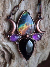 Carica l'immagine nel visualizzatore di Gallery, Amuleto-Dea-Madre-labradorite-arcobaleno-rame-Eliodor-gioielli-spirituali
