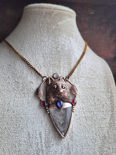 Carica l'immagine nel visualizzatore di Gallery, Pendente artigianale Eliodor con lupo scolpito a mano e ossidiana argentea per protezione spirituale e radicamento energetico.
