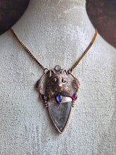 Carica l'immagine nel visualizzatore di Gallery, Talismano sciamanico lupo animale di potere realizzato a mano con cristalli etici per connessione profonda con l'inconscio e la natura selvaggia.
