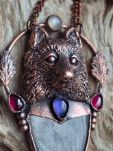 Carica l'immagine nel visualizzatore di Gallery, Pendente artigianale Eliodor con lupo scolpito a mano e ossidiana argentea per protezione spirituale e radicamento energetico.
