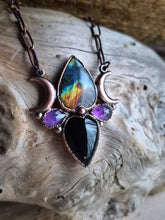 Carica l'immagine nel visualizzatore di Gallery, Pietra-labradorite-multicolore-riflessi-arcobaleno-cristalloterapia
