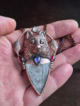 Carica l'immagine nel visualizzatore di Gallery, Pendente artigianale con lupo scolpito a mano, ossidiana argentea e tanzanite su palmo della mano per mostrare le dimensioni reali.

