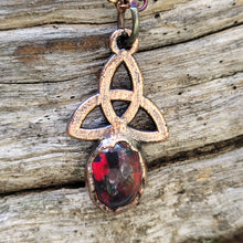 Carica l&#39;immagine nel visualizzatore di Gallery, Triquetra Opale nero e Labradorite bianca
