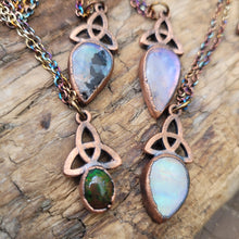 Carica l&#39;immagine nel visualizzatore di Gallery, Triquetra Opale nero e Labradorite bianca
