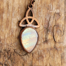 Carica l&#39;immagine nel visualizzatore di Gallery, Triquetra Opale nero e Labradorite bianca

