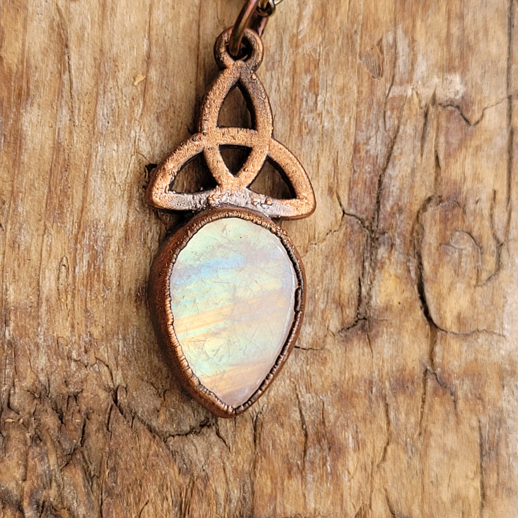 Triquetra Opale nero e Labradorite bianca