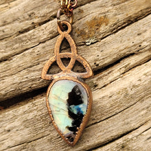 Carica l&#39;immagine nel visualizzatore di Gallery, Triquetra Opale nero e Labradorite bianca
