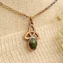 Carica l&#39;immagine nel visualizzatore di Gallery, Triquetra Opale nero e Labradorite bianca
