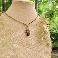 Carica l&#39;immagine nel visualizzatore di Gallery, Triquetra Opale nero e Labradorite bianca

